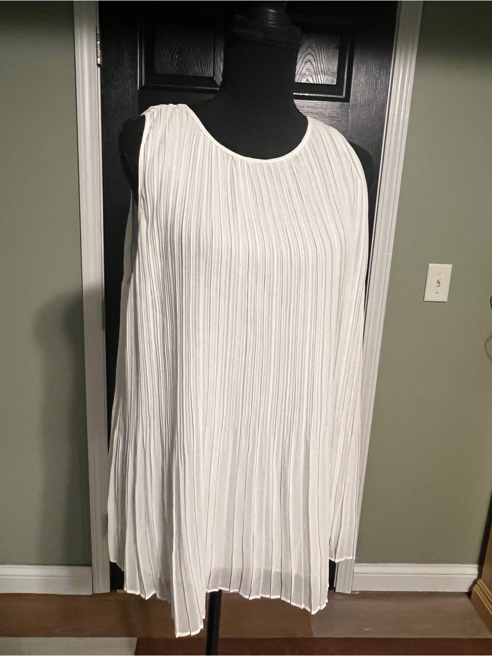 Halogen White Pleated Sleeveless Top